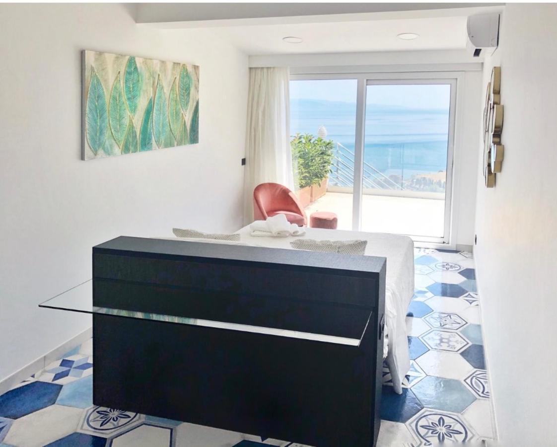 Suite Apartments Branco - Infinity Pool & Sea View - 5 Minuti Dal Centro タオルミーナ エクステリア 写真
